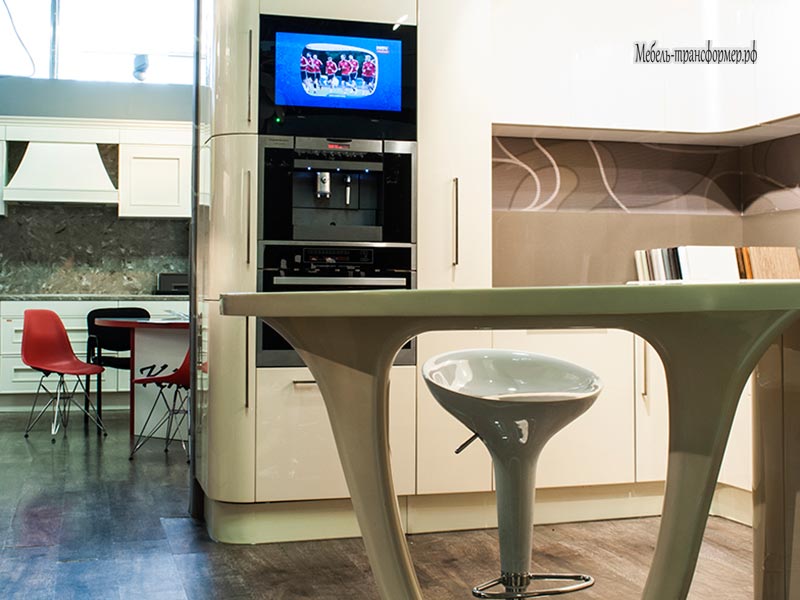 Телевизор на кухню с wifi. Телевизор на кухне. Телевизор встроенный в кухню. Встроенный телевизор в кухонный. Встраиваемый телевизор для кухни.